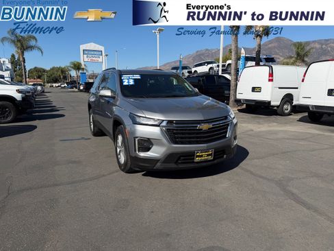 Used 2023 Chevrolet Traverse LT image 1