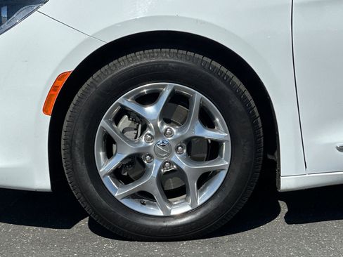 Used 2018 Chrysler Pacifica Limited image 28