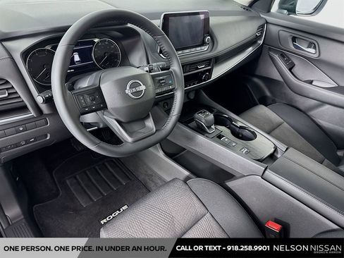 Certified 2025 Nissan Rogue SV FWD image 9