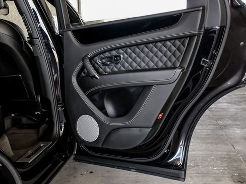 Used 2017 Bentley Bentayga image 50