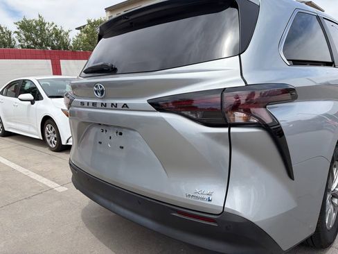 Used 2023 Toyota Sienna XLE FWD image 4