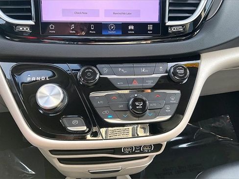 Used 2024 Chrysler Pacifica Touring-L image 34