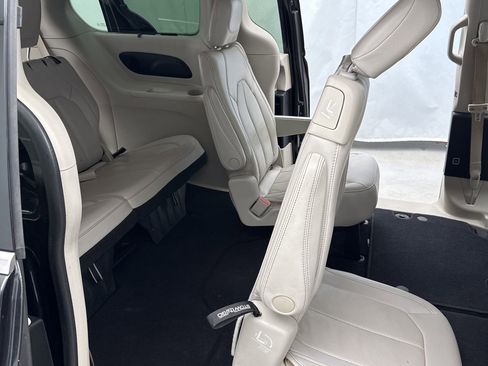 Used 2017 Chrysler Pacifica Touring-L Plus w/ Tire & Wheel Group image 40