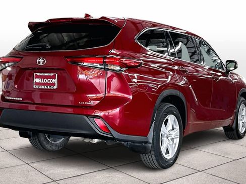 Used 2021 Toyota Highlander LE image 16