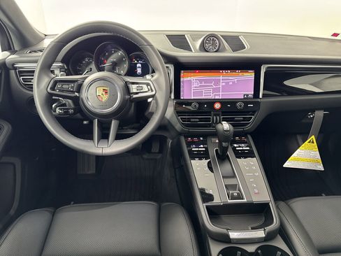 Certified 2025 Porsche Macan image 27