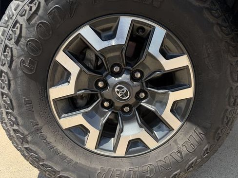Used 2023 Toyota Tacoma TRD Off-Road w/ Technology Package AWD/4WD image 13