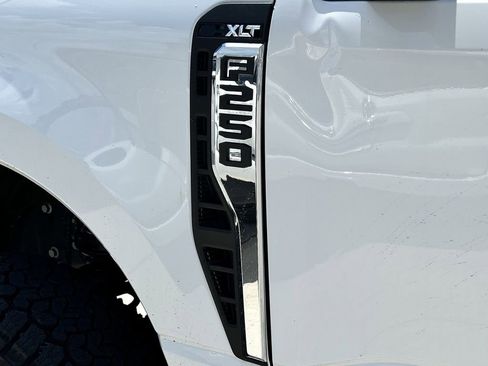 Used 2024 Ford F250 XLT w/ FX4 Off-Road Package AWD/4WD image 9