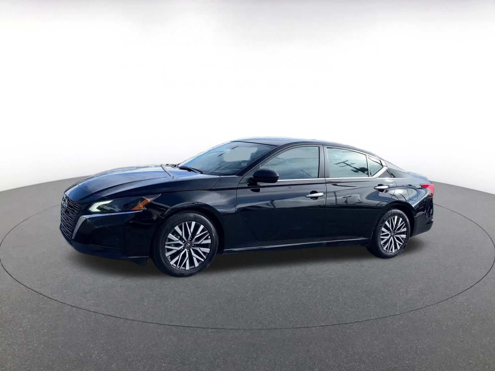 Used 2025 Nissan Altima 2.5 SV FWD image 7