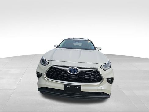 Used 2021 Toyota Highlander XLE image 3