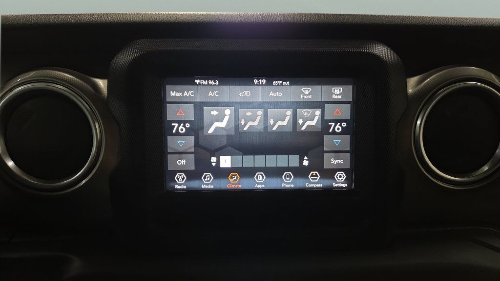 Used 2018 Jeep Wrangler Unlimited Sahara w/ Safetytec Group AWD/4WD image 13
