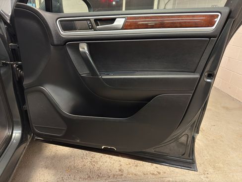 Used 2014 Volkswagen Touareg TDI image 19