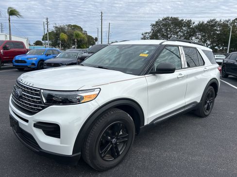 Used 2023 Ford Explorer XLT image 3