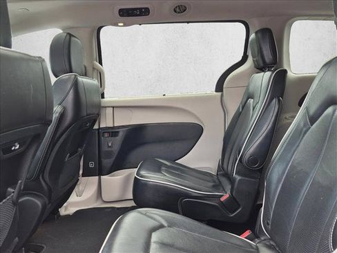 Used 2022 Chrysler Pacifica Limited FWD image 17