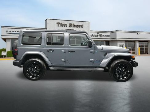 Used 2025 Jeep Wrangler Unlimited Sahara AWD/4WD image 6