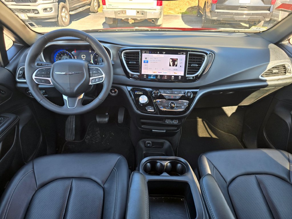 Used 2025 Chrysler Pacifica Select FWD image 5