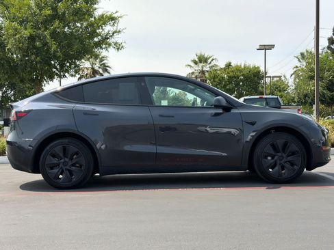 Used 2024 Tesla Model Y Long Range RWD image 6