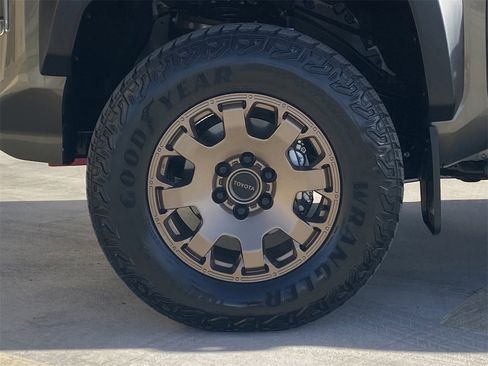 Used 2025 Toyota Tacoma TRD Sport image 9