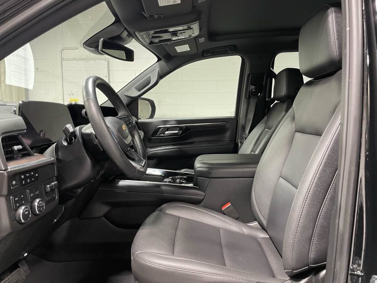 Used 2025 Chevrolet Suburban LT w/ Comfort Package AWD/4WD image 7