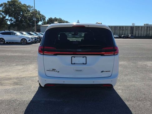 Used 2021 Chrysler Pacifica Limited w/ Uconnect Theater Family Group image 8