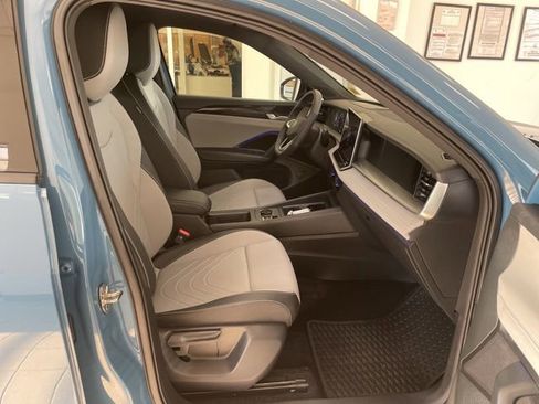 Certified 2025 Volkswagen Tiguan SE R-Line image 12