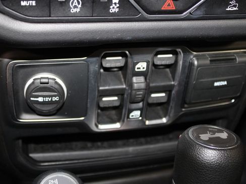 Used 2025 Jeep Wrangler Unlimited Sahara AWD/4WD image 43