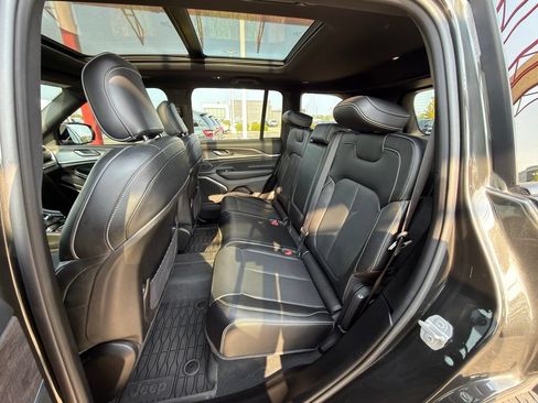 Used 2023 Jeep Grand Cherokee Overland AWD/4WD image 28