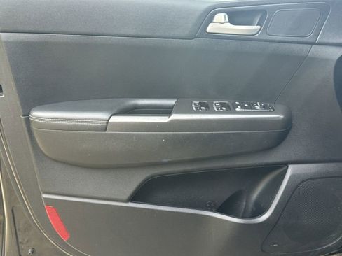 Used 2018 Kia Sportage LX w/ LX Popular Package image 10