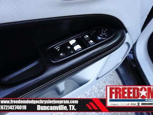Used 2018 Jeep Compass Latitude FWD image 41