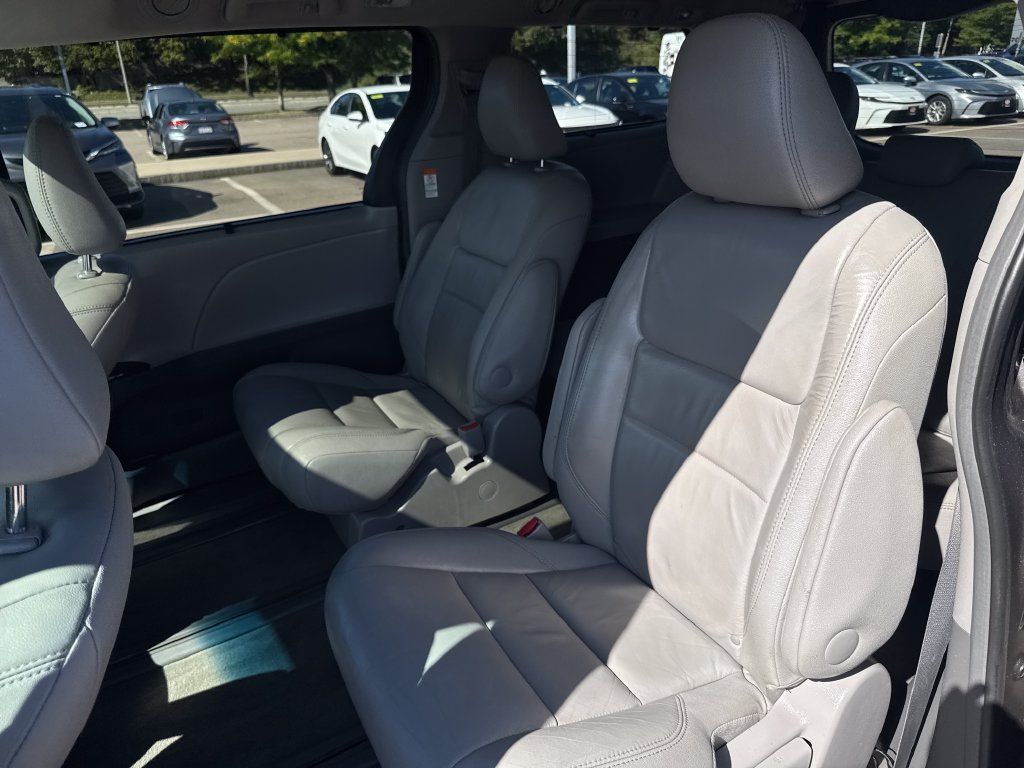Used 2017 Toyota Sienna XLE Premium w/ Outdoor Package AWD/4WD image 36
