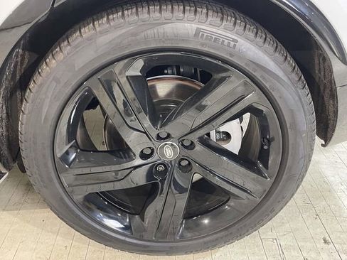 Used 2025 Land Rover Discovery Dynamic SE image 14