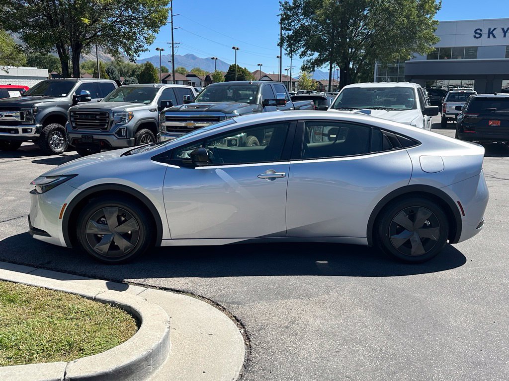 Used 2025 Toyota Prius LE FWD image 13