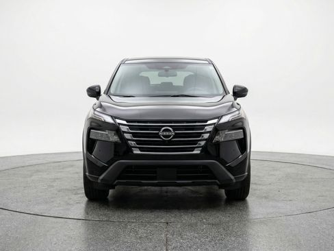 Used 2025 Nissan Rogue SV image 2