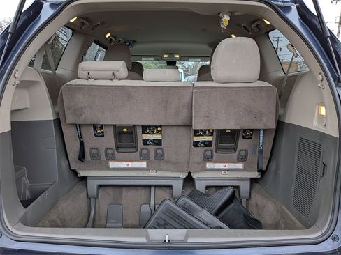 Used 2018 Toyota Sienna L image 18