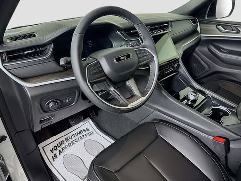 New 2025 Jeep Grand Cherokee Limited image 9