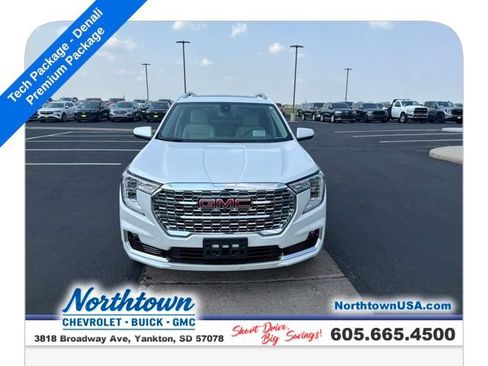Used 2024 GMC Terrain Denali w/ Denali Premium Package AWD/4WD image 3