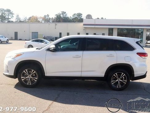 Used 2019 Toyota Highlander LE image 4