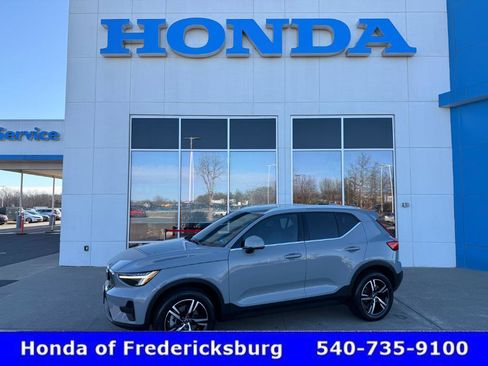 Used 2024 Volvo XC40 B5 Core w/ Protection Package image 1