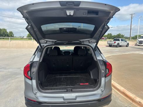 Used 2024 GMC Terrain SLE w/ Driver Convenience Package FWD image 11
