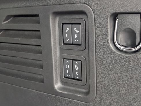 Used 2025 Chevrolet Traverse RS image 43