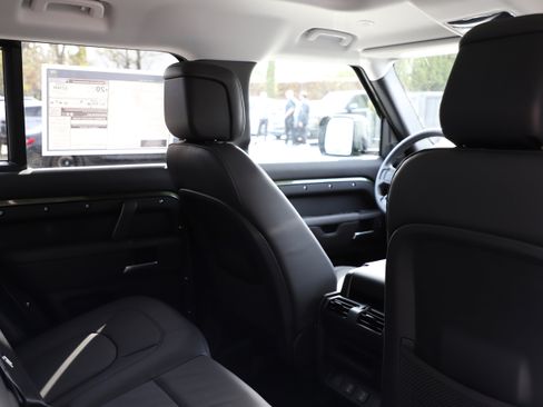 New 2026 Land Rover Defender 110 X-Dynamic SE image 10