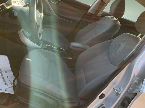 Used 2015 Hyundai Elantra SE image 16