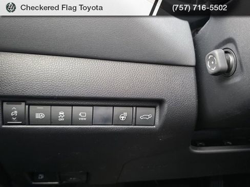 Used 2021 Toyota Venza Limited image 12