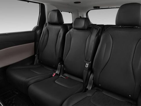 Used 2025 Kia Carnival FWD image 11