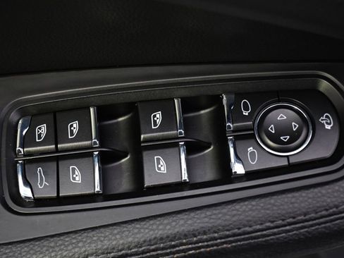 Used 2022 Porsche Macan AWD/4WD image 23
