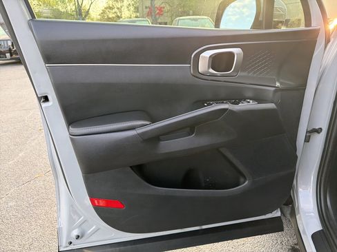Used 2025 Kia Sorento S image 9