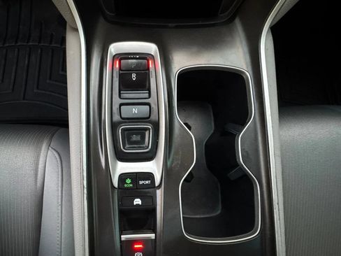 Used 2018 Honda Accord EX image 32