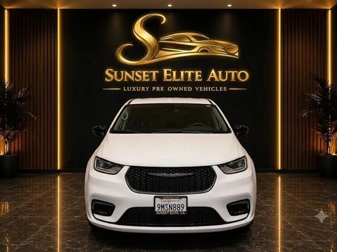 Used 2024 Chrysler Pacifica Limited FWD image 2