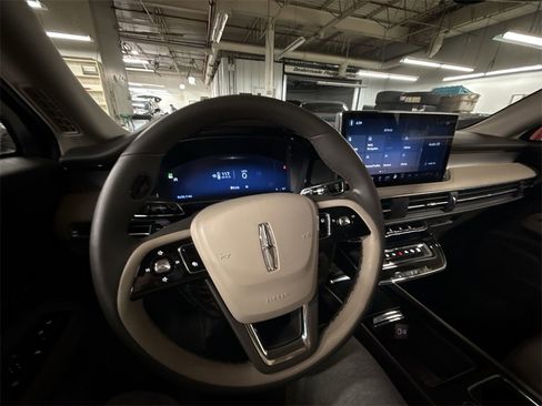 Certified 2023 Lincoln Corsair Standard w/ Equipment Group 101A image 11