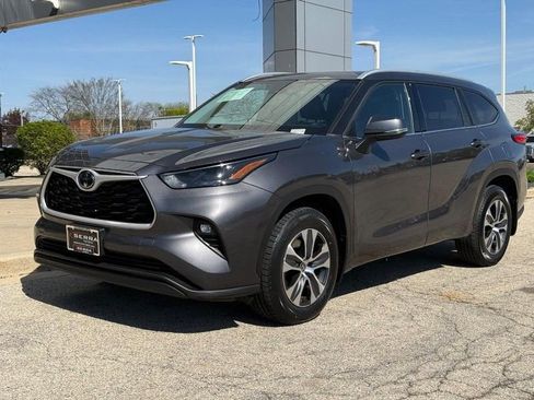 Used 2022 Toyota Highlander XLE AWD/4WD image 8