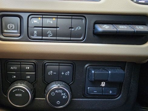 Used 2021 Chevrolet Tahoe Premier w/ Premium Package image 18